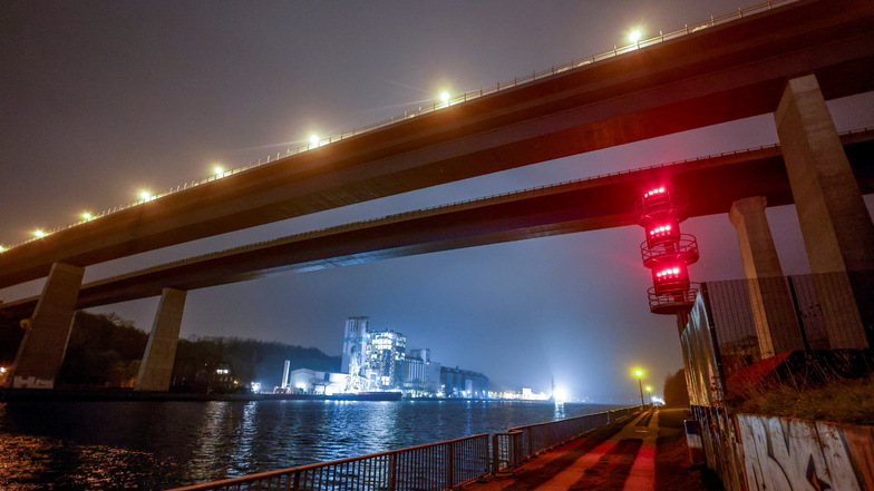 Mit roten Lichtzeichen ist die Hochbrücke in Kiel-Holtenau gesperrt. Ein Schiff war mit der Brücke kollidiert