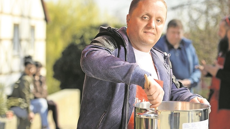 Der Gohrischer Bürgermeisterkandidat Maik Günther. Bei einer Aktion auf dem Dorfplatz hat der 38-Jährige für die Einwohner schon mal den Kochlöffel geschwungen.