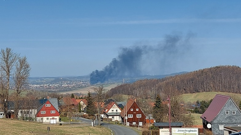 Von Waltersdorf aus hat SZ-Reporterin Anja Beutler diese Aufnahme gemacht. Darauf ist die Rauchwolke zu sehen.