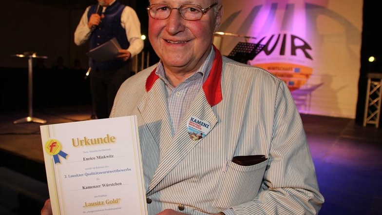 Auch die Kamenzer Würstchen der Fleischerei von Enrico Minkwitz wurden mit Lausitz-Gold geehrt. Altmeister Rudolf Minkwitz freute sich mit, wie man sieht.