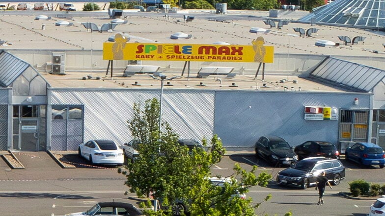 Der Spielemax-Schriftzug auf dem Dach des Riesaparks.