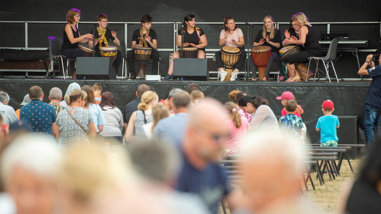 Eines von vielen Highlighst auf den drei Bühnen des Großenhainer Sommerfestes war der Auftritt der Trommelgruppe Schule Lichtblick Riesa.
