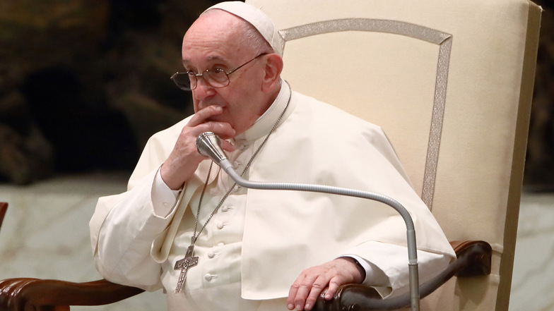 Papst Franziskus hat nach seinem ausgefallenen Besuch bei der Weltklimakonferenz in Glasgow an die Entscheider vor Ort appelliert.