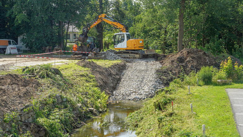 Die Landestalsperrenverwaltung lässt derzeit am Langen Wasser in Göda Hochwasserschäden beseitigen, so werden marode Ufermauern abgetragen und durch naturnahe Böschungen ersetzt.