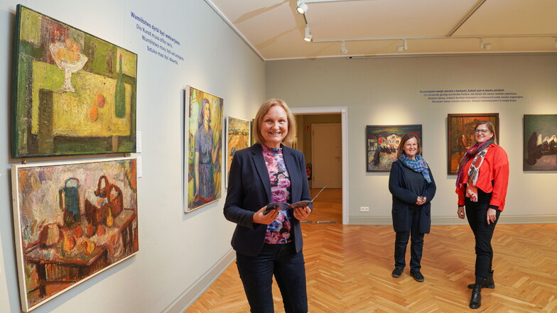 Christina Bogusz (l.), Leiterin des Sorbischen Museums in Bautzen, hat mit Christina Kliem (M.) vom Wendischen Museum in Cottbus und Silke Wagler von den Staatlichen Kunstsammlungen Dresden die Ausstellung zum sorbischen Maler Jan Buck vorbereitet.