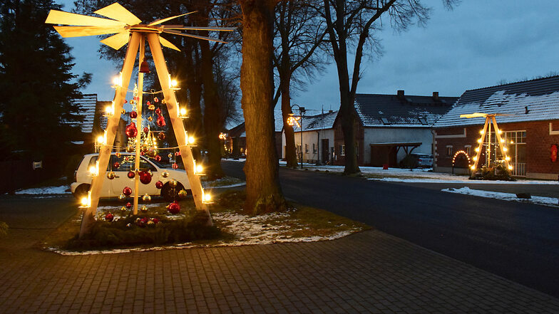 Hell erstrahlt ist die Lindenallee in Klein Partwitz zur Zeit. Die Dorfbewohner haben eine Art Weihnachtsstraße gestaltet: Laternenschmuck, Weihnachtspyramiden und Lichtbäume säumen die zentrale Straße.