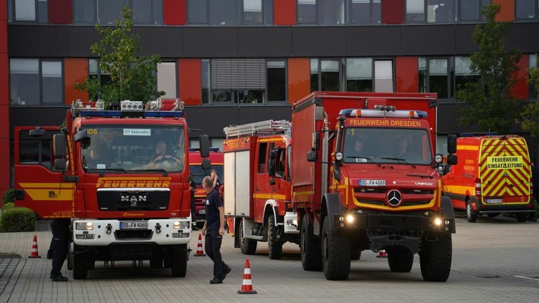 Die Einsatzkräfte der Dresdner Feuerwehren kehrten am Freitag in die Heimat zurück.
