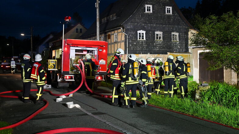 Kameraden der Feuerwehr haben verhindert, dass der Brand auf das Wohnhaus an der Dorfstraße in Kottmarsdorf übergreift.