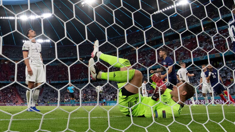 Torhüter Manuel Neuer kann das Eigentor durch Mats Hummels nicht verhindern.