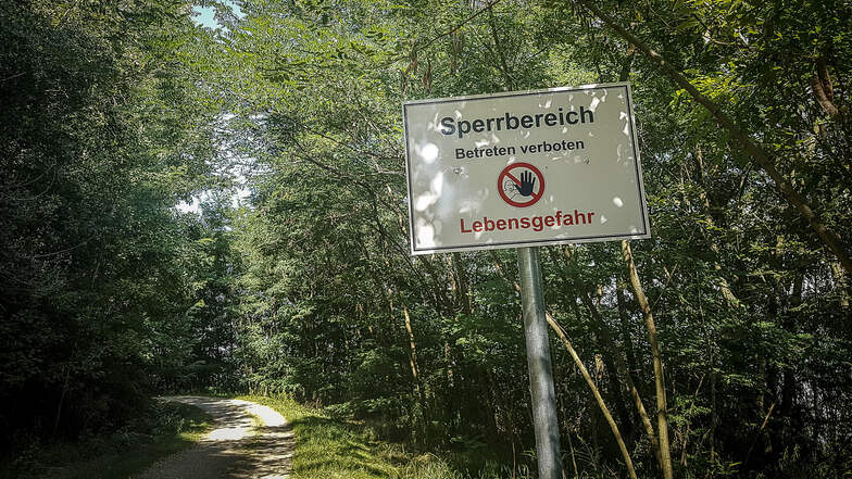 Solche Schilder mit der Aufschrift "Sperrbereich – Betreten verboten – Lebensgefahr" stehen jetzt am Westufer des Berzdorfer Sees. Damit ist der Rundweg nicht mehr als Rundweg nutzbar.