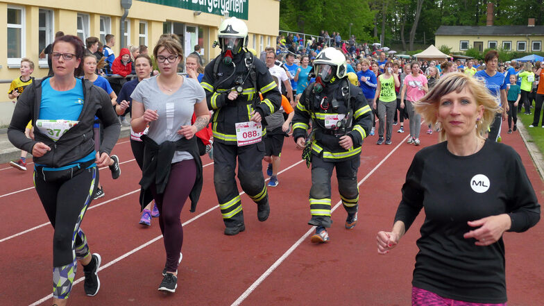 Zu den Läufern, die Runde um Runde im Stadion Bürgergarten gedreht haben, gehörten auch sechs Döbelner Feuerwehrleute, die in voller Ausrüstung auf die Strecke gingen.