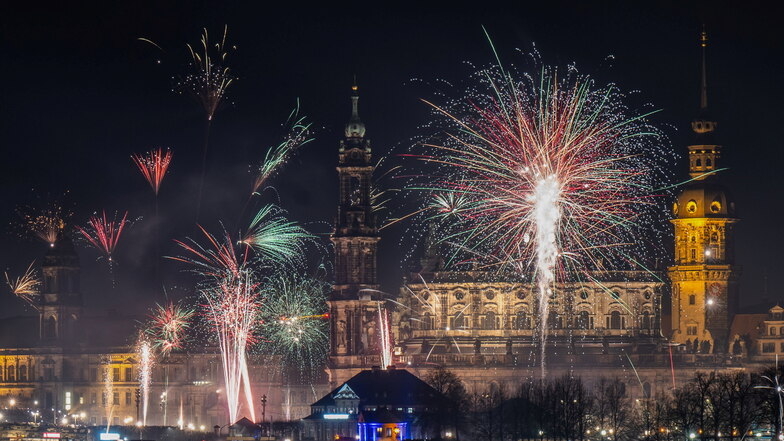 Feuerwerk explodiert in der Silvesternacht über der historischen Altstadtkulisse Dresdens.