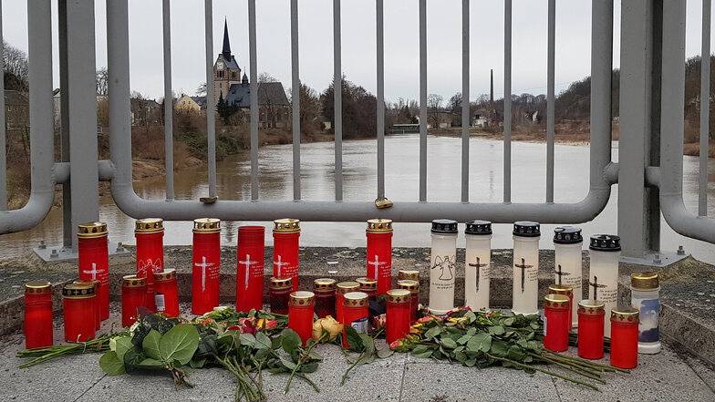 Kerzen und Blumen auf der Tragnitzer Muldenbrücke zum Gedenken an den Leisniger Christian Morgenstern. Die Frage nach dem Warum und Wie beschäftigt Familie und Freunde nach wie vor stark. Kaum einer geht von einem Selbstmord aus,