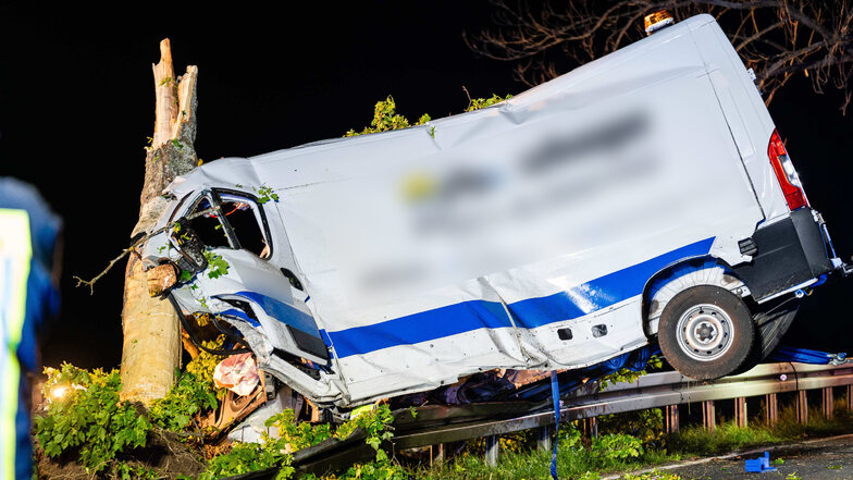 Tödlicher Unfall bei Kamenz: Transporter-Fahrer kommt von Straße ab und prallt gegen Baum