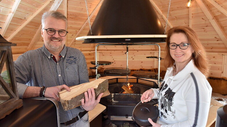 Jan und Katrin Kempe in der neuen Grill-Kota hinterm Haus - je kälter es draußen ist, desto gemütlicher wird es drin.