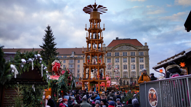 Das vorletzte Adventswochenende steht auf dem Dresdner Striezelmarkt ganz im Zeichen der erzgebirgischen Holzkunst. Pyramide und Schwibbogen werden gehuldigt.
