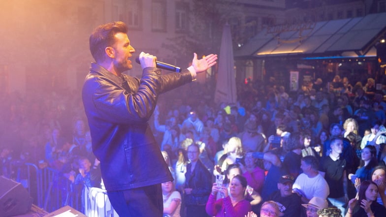 Sänger Jay Khan hat am Samstagabend hunderte Menschen auf dem Radeberger Bierstadtfest begeistert.
