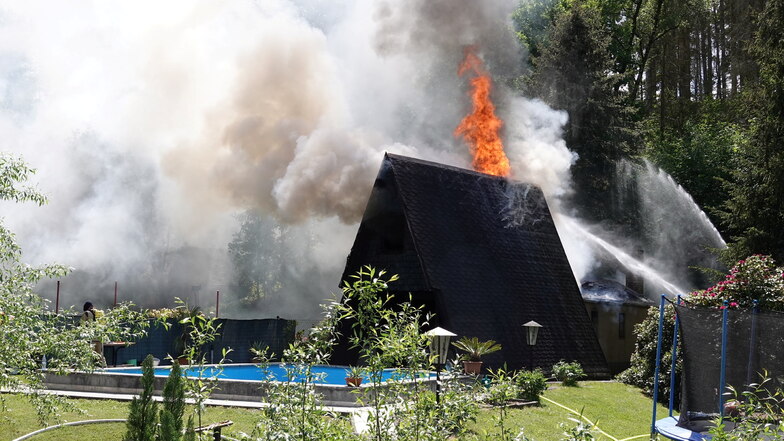 Eine Saunahütte war am Sonntag in Munzig in Brand geraten.