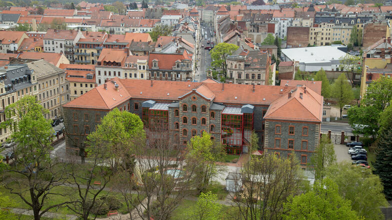 Der Blick auf die Rückseite des Altenheims der Arbeiterwohlfahrt in der Görlitzer Stadtmitte. Schön ist das weiträumige Freigelände zu sehen. Der Neubau schließt an den rechten Flügel an.