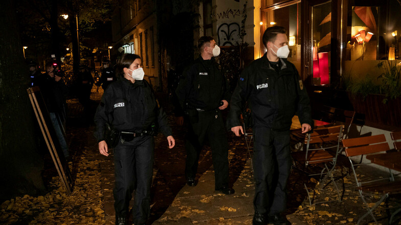 Die Berliner Polizei am Wochenende auf Corona-Streife.