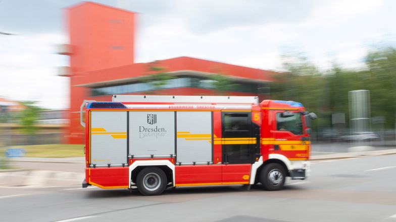Die Feuerwehr Dresden musste am Männertag ausrücken, um einen Bollerwagen zu löschen.
