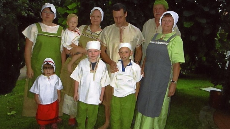 Anprobe für den Festumzug in einer Woche – die Familien Hallmann (linkes Bild) sowie Wittig und Weder sind zufrieden.