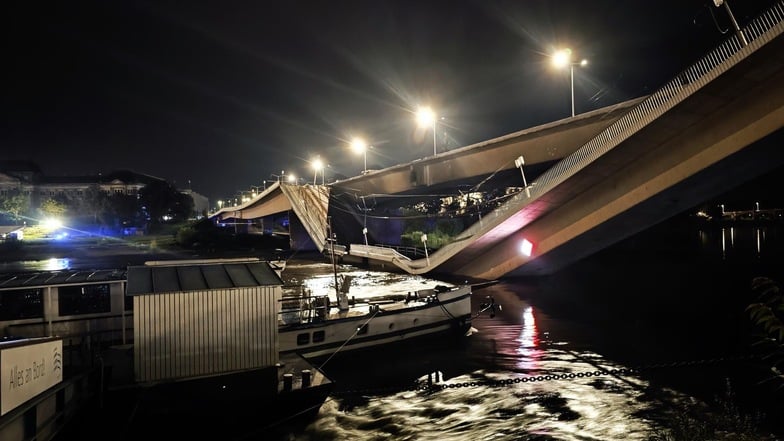 Ein Teilstück der Carolabrücke liegt in der Elbe.