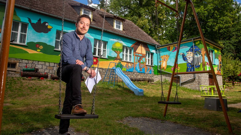 Oßlings Bürgermeister Johannes Nitzsche freut sich, dass der Kindergarten im Ortsteil Weißig wiederbelebt wird. Einen öffentlichen Spielplatz hinter dem Gebäude gibt es bereits.