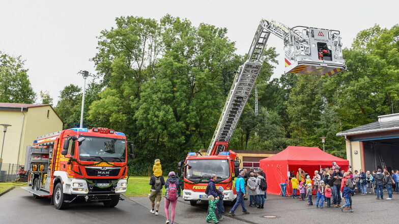 Beim Action-Day im Jahr 2022 präsentierte sich die Freiwillige Feuerwehr Döbeln vielen Interessenten. Diese sind auch am 27. April auf den Obermarkt eingeladen, um die Kameraden bei der Sachsenmeisterschaft von Radio PSR zu unterstützen.