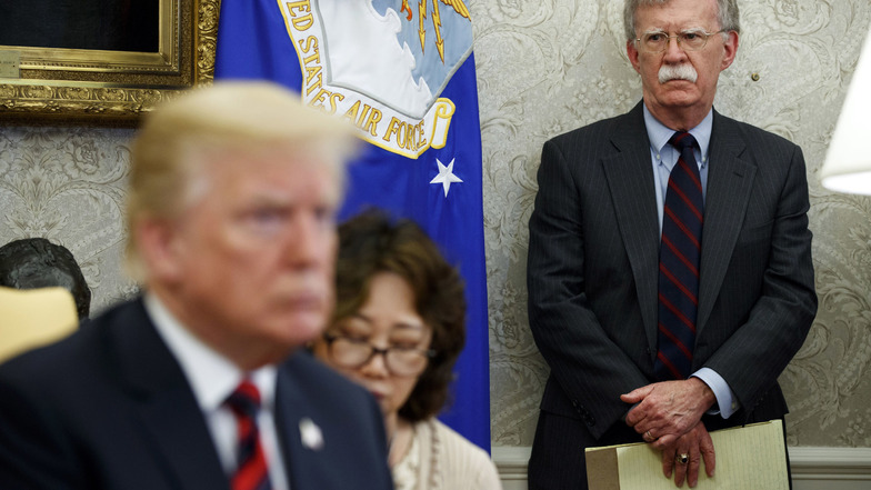 John Bolton (r), US-Sicherheitsberater, steht neben Donald Trump (l), Präsident der USA, bei einem Treffen mit dem Präsidenten von Südkorea.