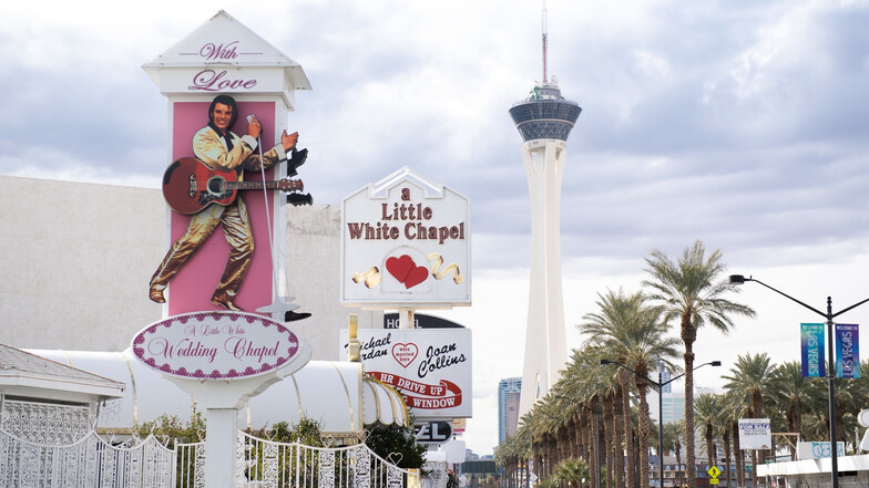 Die Little White Chapel in Sichtweite des Stratosphere-Towers. Rund 200 Hochzeitskapellen soll in Las Vegas geben.