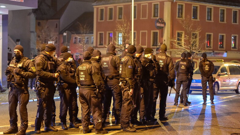 Bei den Corona-Protesten in Bautzen waren zuletzt jeden Montag mehrere Hundertschaften der Polizei im Einsatz.