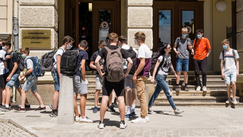 Schüler vor dem Joliot-Curie-Gymnasium Görlitz. Der Regelbetrieb läuft wieder. Aber wie soll es weitergehen mit einst geplanten Schulfahrten?