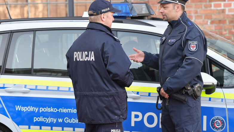 Holger Welkisch (r), Polizeiobermeister und sein polnischer Kollege, Mariusz Podhorecki sind Teil der ersten deutsch-polnischen Polizeistreife in Guben und dem polnischen Gubin.