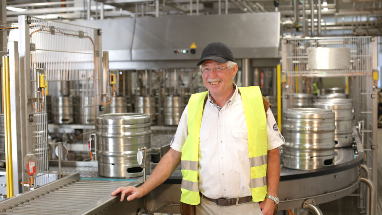 Einweihung der neuen Fassbier-Abfüllanlage: Paul Panglisch freut sich über die neue Technik, die die Abfüllung von Fässern effizienter macht.