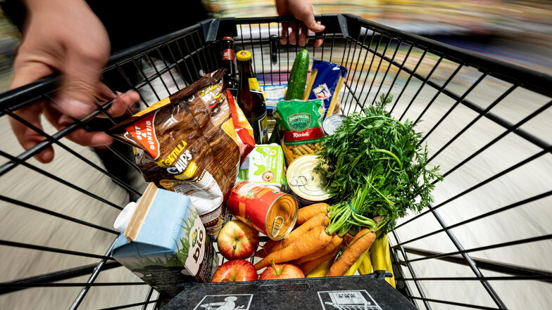 ARCHIV - 14.04.2021, Berlin: Ein Einkauf liegt in einem Einkaufswagen in einem Supermarkt. (zu dpa " Inflation verliert etwas an Dynamik - Behörde gibt Details bekannt") Foto: Fabian Sommer/dpa +++ dpa-Bildfunk +++
Foto: dpa