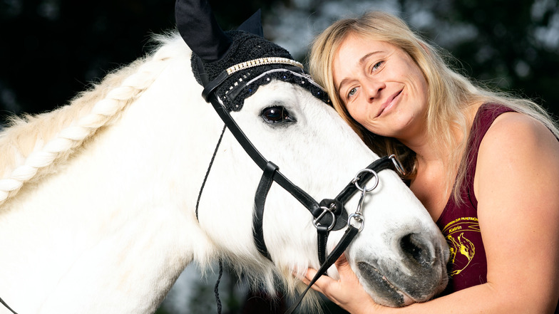 Mit 25 Jahren gehört das Pony Charly zu den älteren Pferde auf dem Hermsdorfer Reiterhof von Katrin Mierl. Sie bewahrte das Shetlandpony vor der Schlachtung und möchte gern weiteren Pferde ein artgerechtes Zuhause schenken.