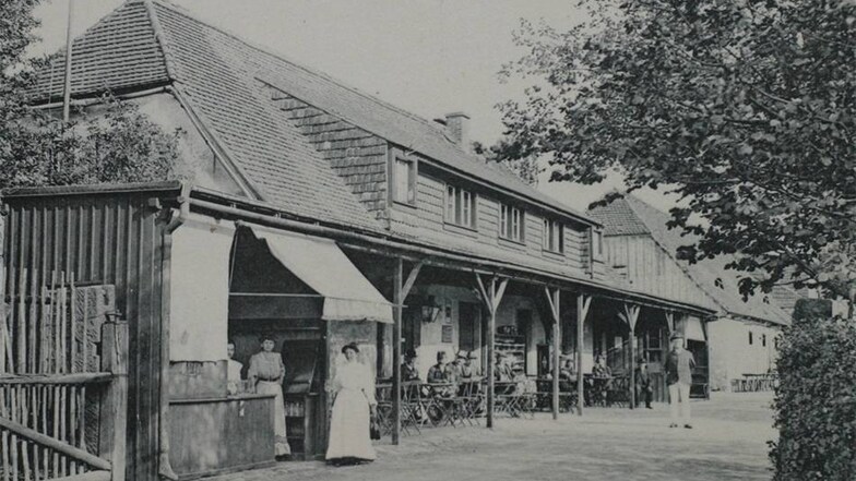 Die Hofewiese um 1900: Auf dem Bild ist der Laubengang gut erkennbar. Er kann wieder genutzt werden.