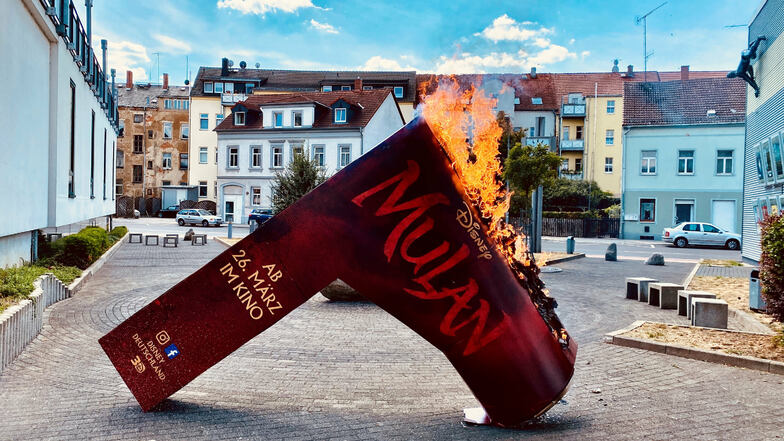 Die Betreiber des Cinema in Döbeln haben aus Protest einen Werbeaufsteller für den Film Mulan verbrannt.