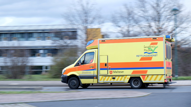 Eine Autofahrerin hat am Dienstagmorgen in Dresden mit ihrem Fahrzeug eine 14-Jährige angefahren und damit schwer verletzt.