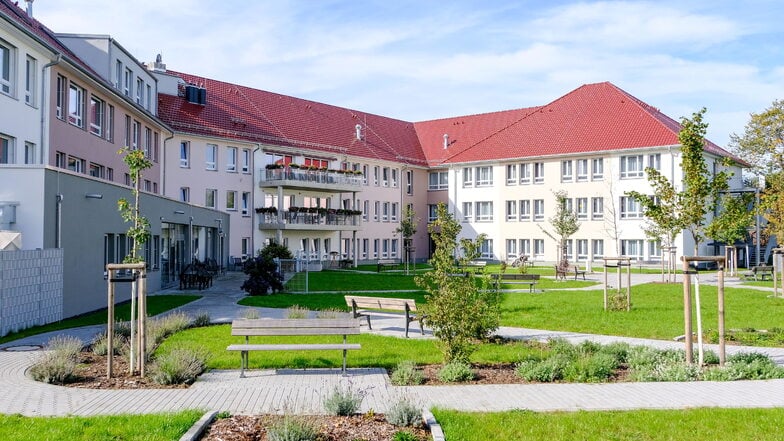 Am Hofwall in Radeburg entstand ein Altenpflegeheim mit betreutem Wohnen. Hier wird weitergebaut, der Wohnpark bekommt bis Ende 2023 50 neue Einheiten.