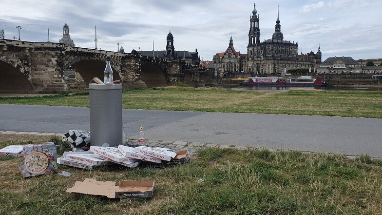 Canaletto-Blick mit Störfaktor: Entlang des Neustädter Elberadweges in Dresden findet man im Sommer vor allem morgens Müllberge aus Grill- und Picknickresten.