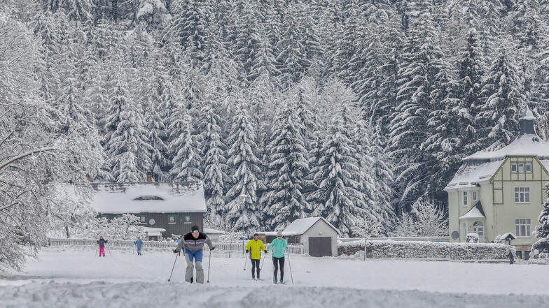 Skiläufer finden im Zittauer Gebirge gerade gute Wintersportbedingungen vor. Die sind leider nicht selbstverständlich.