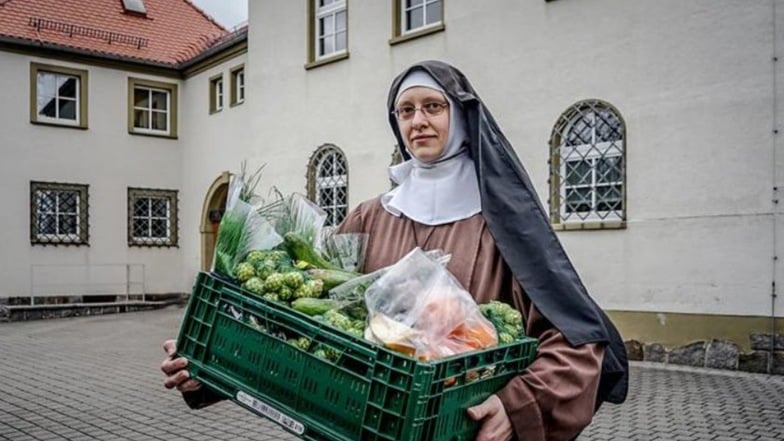 Schwester Michaela freut sich auf dem Hof des Bautzener Klarissenklosters über eine Kiste mit gespendeten Lebensmitteln. Zurzeit leben sieben Schwestern im Kloster der Klarissen von der Ewigen Anbetung. Sie gönnen sich nur das Nötigste.