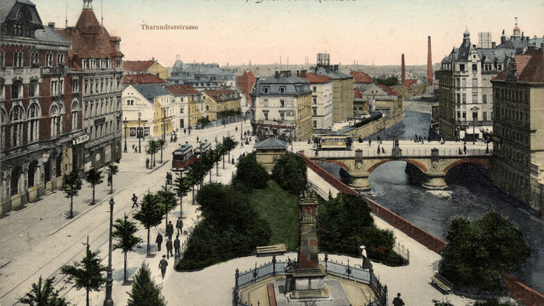 So sah der Rathaus-Park um 1907 aus. Die alte Postkarte zeigt den Blick vom Rathaus Löbtau über den Park zur Kesselsdorfer Straße, links ist der "Dreikaiserhof" zu sehen. 