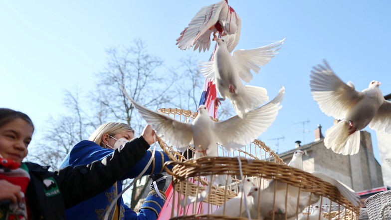 Weiße Tauben werden bei der Kundgebung zur Friedensdemonstration am Rosenmontag in die Freiheit entlassen.