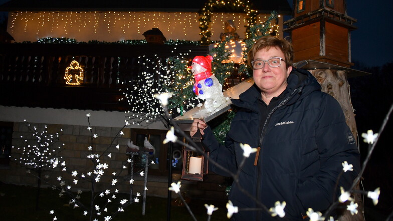 Kerstin Ruhrus aus Radeberg erleuchtet mit ihrem Mann jedes Jahr ihr Haus besonders schön, mit einzelnen Märchenmotiven. Hier neben der Schneemannrutsche.