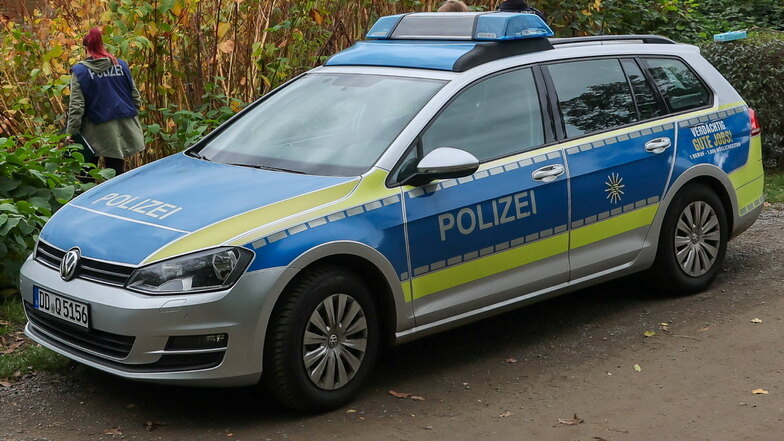 Ein mutmaßlicher Autodieb hat auf eine Polizeisperre im Landkreis Leipzig zugehalten, ein Beamter konnte sich nur durch einen Spring retten. Jetzt sitz der Mann in Untersuchungshaft.
