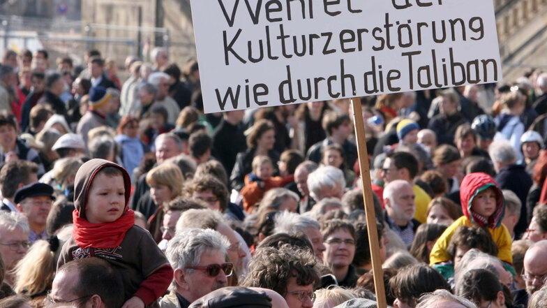 Eine große Protestdemonstration gegen den Bau der Waldschlösschenbrücke gab es etwa am 25. März 2007.