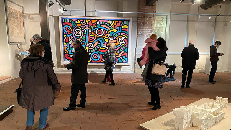 unter anderem ist eine großformatige und farbenprächtige Arbeit des amerikanischen Künstlers Keith Haring ausgestellt.